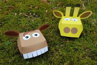 Das Bild zeigt zwei Tiermasken.