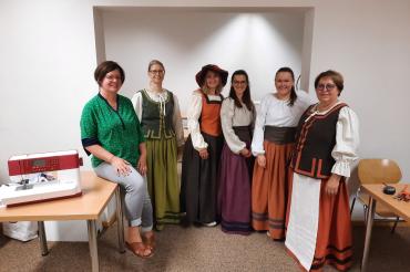 Das Bild zeigt die Teilnehmer des Kurses "Historische Gewänder"