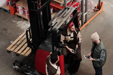 Junge Mitarbeiter mit Gabelstabler 