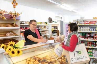 Das Bild zeigt einen Dorfladen von innen.