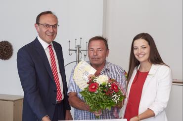 Auf unserem Bild gratulieren dem erfreuten PS-Gewinner Horst Mederle der Vorstandsvorsitzende der Sparkasse Donauwörth, Johann Natzer, sowie Kundenberaterin Sandra Beck mit 10.000 Euro und einem Blumenstrauß.