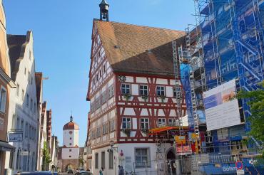Das Bild zeigt das Oettinger Rathaus.