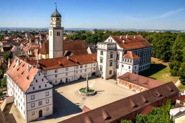Das Bild zeigt das Residenzschloss Oettingen aus der Vogelperspektive.