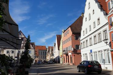 Das Bild zeigt die Schloßstraße in Oettingen.