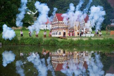 Das Bild zeigt das "Kirchweih-Anschießen" durch die Böllerschützen. 