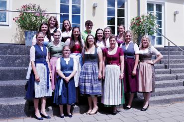 Am Dienstag wurde der 68. Kurs der Dorfhelferinnen im Schloßhof der Stiftung Sankt Johannes in Marxheim feierlich verabschiedet.