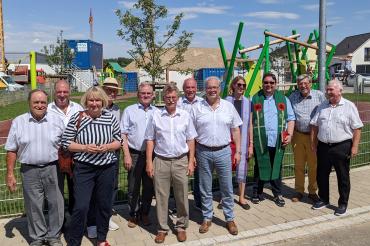 Das Bild zeigt alle Beteiligten am Tag des Baumes.