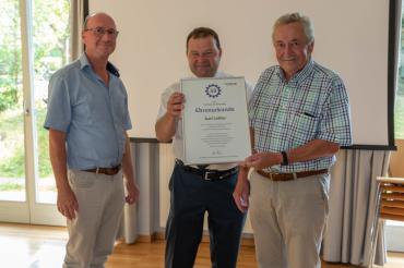 Auf dem Bild zu sehen (von links): stv. Landrat Erwin Seiler, Ortsbeauftragter Thomas Murr und Karl Löffler. 