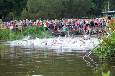 Das Foto zeigt den Schwimmstart.