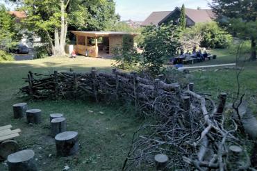 Das Bild zeigt den Garten des Waldkindergartens Wemding.