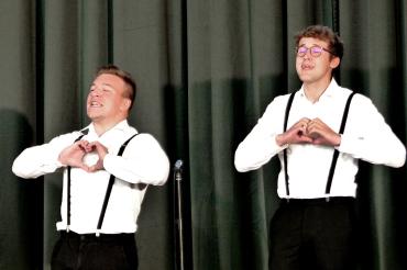 Das Bild zeigt zwei Darsteller des Musicals "Sounds of Summer".