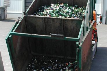 Das Bild zeigt einen Container voller Glas.