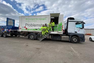 Das Bild zeigt das Schadstoffmobil des AWV.