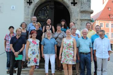 Das Bild zeigt die ehrenamtlichen Digitallotsinnen und Digitallotsen nach der Besprechung im Rathaus.