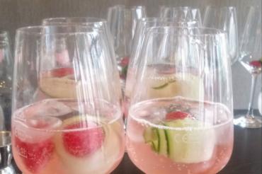 Das Bild zeigt Gläser mit Getränken.