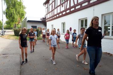 Das Bild zeigt die Teilnehmenden des Ferienprogrammes beim einstudieren des Line-Dances.