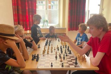 Im Rahmen des Nördlinger Sommerferienprogramms konnten Kinder und Jugendliche erste Schacherfahrungen sammeln.