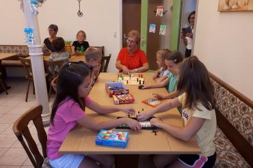 Das Bild zeigt die Kinder und Betreuerinnen beim Ferienprogramm des deutschen evangelischen Frauenverbunds.