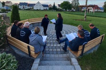 Theaterprobe im Freien. Die Akteure von links nach rechts: Andrea Förschner, Hermine Sprößer-Hach, Erwin Zwickel, Roswitha Braun, Carolin Kühnl, Johann Sandmeyer, Joshua Kilian, Tobias Zwickel.