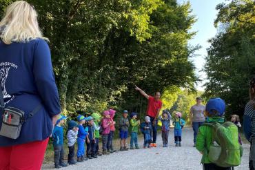 Christoph Schmid (MdB) besuchte den Donauwörther Waldkindergarten. 