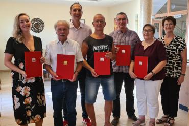 Das Bild zeigt (von links) die OV-Vorsitzende Lisa Krüger, Anton Fischer, MdB Christoph Schmid, Jürgen Müller, Rolf Heise, Brigitte Schermeyer-Heise und Stadträtin Claudia Müller mit den Jubilarsurkunden. 