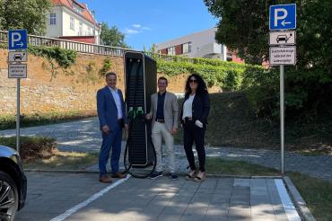 Von links nach rechts: ODR-Technikvorstand Sebastian Maier, Oberbürgermeister David Wittner und Heidrun Benedikter, Kommunalmanagerin bei der ODR, nahmen die Schnellladesäule bei einem Vor-Ort-Termin offiziell in Betrieb.