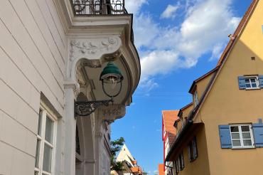 Das Bild zeigt eine Gasbetriebene Straßenlaterne in der Herrengasse.