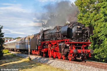 Das Bild zeigt eine Historische Dampflokomotive in Action.