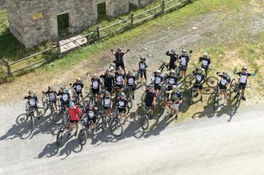 Das Dohnenbild zeigt die große Gruppe mit ihren Fahrrädern.