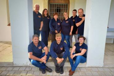 Die Spieler und Souffleuse vor der Antoniuskapelle am Belzheimer Riesrand. Hinten v. l. n. r.: Erwin Zwickel, Carolin Kühnl, Roswitha Braun, Sonja Stelzle, Andrea Förschner und Tobias Zwickel Vorne v. l. n. r.: Johann Sandmayer, Joshua Kilian und Hermine Sprößer-Hach. 