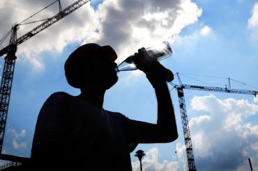 Bauarbeiter trinkt Wasser