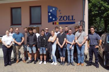 DAs Bild zeigt Donauwörther Schüler bei ihrem Besuch im Hauptzollamt Augsburg.