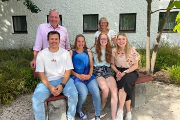 Auf dem Bild sind die  Verantwortlichen des Vereins Sternenkinder mit den Freiwilligen zu sehen: Vorne v.l.n.r: Franzisko Collio (Sohn des Schulleiters in Chile), Helene Schoßig, Fenja Brandlhuber und Anja Gerlach (Freiwillige), sowie hinten Manfred Steger und Doris Kohl