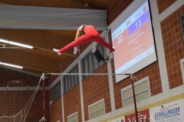 Das Bild zeigt einen Turner der TSV Monheim im Sprung.
