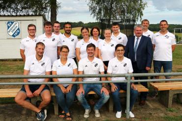 Das Bild zeigt einen Großteil der engagierten Vorstandschaft des SV Niederhofen-Ehingen mit ihrem Vorstandssprecher Andreas Mielich (Dritter von links, vorne) und Alexander Kotz (Dritter von rechts), der bei der RVB Ries für den Bereich Oettingen und Nordries verantwortlich ist. 