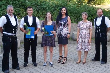 Das Bild zeigt von links: Gert Bachmann (Geschäftsführer Zimmerei Stark GmbH), Tizian Müller, Sara Rohrhuber, Claudia Breiter (Leitung Buchhaltung, Ausbilderin), Anita Stark (Leitung Personalmanagement, Ausbilderin), Jörg Steinmaier (Leitung Abbund, Ausbilder), bei der feierlichen Ehrung. 