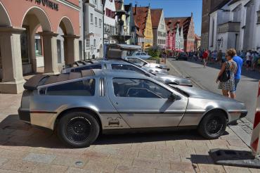 Das Bild vom letzten Oldtimertag in Donauwörth zeigt einen silbernen Oldtimer.