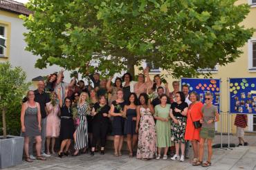 Abschlussklasse der Heilerziehungspflegehelfer*innen mit Lehrkräften des stiftungseigenen Bildungszentrums für Soziale Berufe, Neuburg