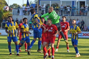 Spielszene aus der Partie des TSV Rain - nur selten musste der Torhüter des FC Pipinsried ins Spiel eingreifen. 