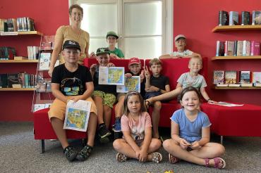 Martina Dietrich mit den teilnehmenden Kindern des Ferienprogramms.