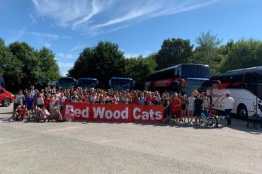 Gruppenfoto am Parkplatz