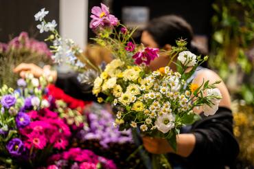 Das Bild zeigt eine Floristin.