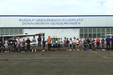 Das Bild zeigt die teilnehmenden Kinder des Ferienprogramms am Flugplatz Genderkingen.