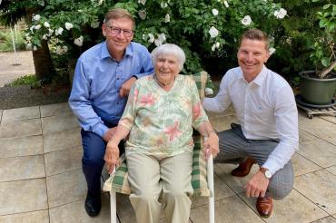Das Bild zeigt Landrat Stefan Rößle (links), Frieda Stöhr und Nördlingens OB David Wittner. 