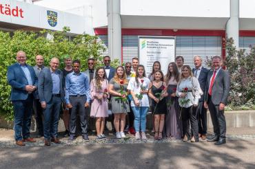 Das Bild zeigt die freigesprochenen Bäcker und Bäckereifachverkäuferinnen der Bäckerinnung Nordschwaben samt ihrer Mitschüler der Günzburger Innung und den Ehrengästen. Von rechts stellvertretender Kreishandwerksmeister Joachim Sigg und Obermeister Rupert Diethei.