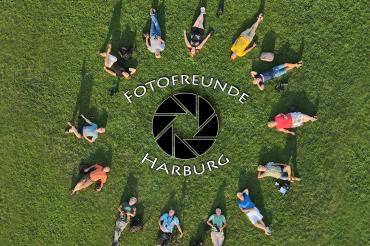 Das Bild zeigt die Fotografen der Fotoausstellung die im Rahmen des Harburger Kulturherbstes stattfinden. 