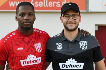 Das Bild zeigt Kevin Nsimba (links) neben Abteilunsleiter Michael Haid.