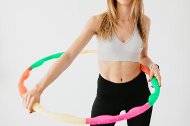 Frau mit Hula-Hoop-Reifen