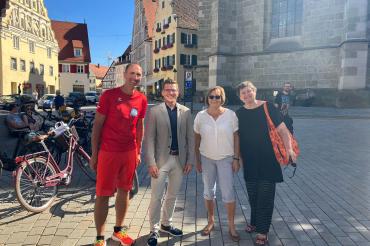 Das Bild zeigt von links nach rechts den Verteidigungspolitiker Christian Schmid, Oberbürgermeister David Wittner, Stadt- und Kreisrätin Gabriele Fograscher und die Familienpolitikerin Leni Breymaier.