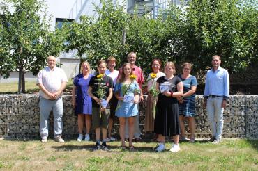 Abgebildet: Vorne, von links nach rechts: David Lechner, Jana Lechner, Vanessa Schneck Hinten, von links nach rechts: Martin Schröppel, Heike Kowalewski, Silvana Rauwolf, Helmut Weiß, Angelika Kohnle, Anne-Kristin Ahne (Anleitungen), Hubert Dumberger (stv. Geschäftsführung).